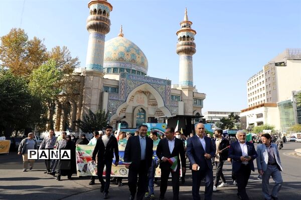 حضور مدیرکل و دانش‌آموزان ورزشکار شهر تهران در راهپیمایی ١٣ آبان