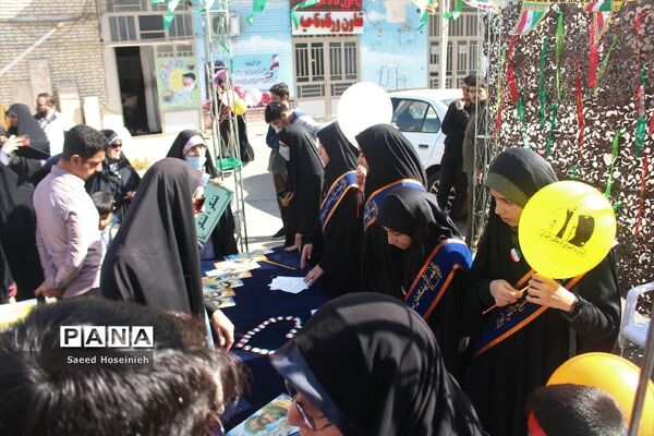 برپایی غرفه تشکل‌های دانش‌آموزی قم در راهپیمایی 13 آبان