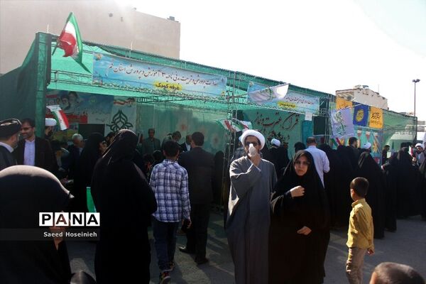 برپایی غرفه تشکل‌های دانش‌آموزی قم در راهپیمایی 13 آبان