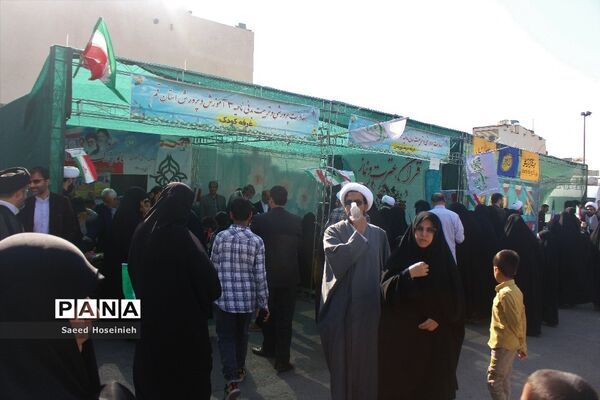 برپایی غرفه تشکل‌های دانش‌آموزی قم در راهپیمایی 13 آبان