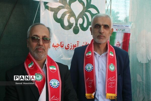 برپایی غرفه تشکل‌های دانش‌آموزی قم در راهپیمایی 13 آبان