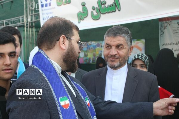 برپایی غرفه تشکل‌های دانش‌آموزی قم در راهپیمایی 13 آبان