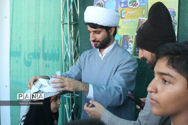 برپایی غرفه تشکل‌های دانش‌آموزی قم در راهپیمایی 13 آبان