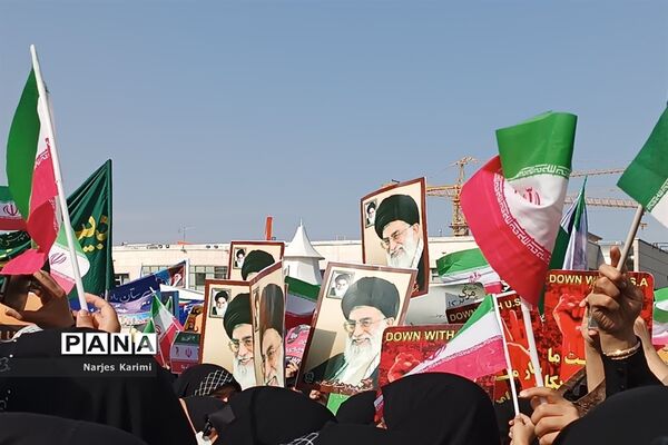 حضور پرشور دانش‌آموزان در راهپیمایی ۱۳ آبان در مشهد
