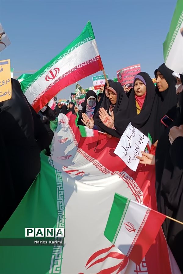 حضور پرشور دانش‌آموزان در راهپیمایی ۱۳ آبان در مشهد