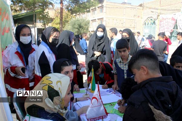 حضور پرشور اعضای تشکل‌های دانش‌آموزی در راهپیمایی یوم الله 13 آبان خرم‌آباد