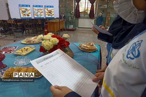 برگزاری جشنواره تغذیه سالم  به‌مناسبت روز دانش‌آموز در دبیرستان مهشید مصلی‌نژاد