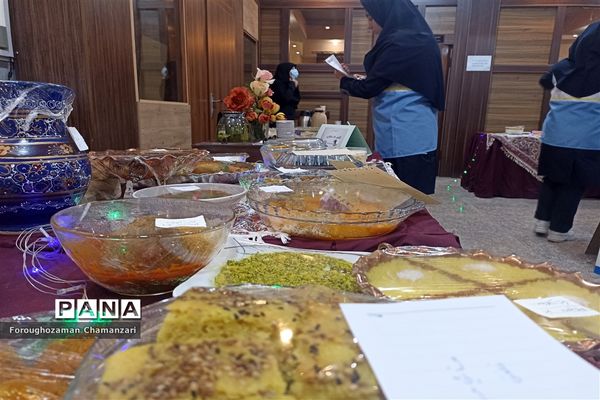 برگزاری جشنواره تغذیه سالم  به‌مناسبت روز دانش‌آموز در دبیرستان مهشید مصلی‌نژاد