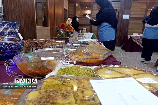 برگزاری جشنواره تغذیه سالم  به‌مناسبت روز دانش‌آموز در دبیرستان مهشید مصلی‌نژاد