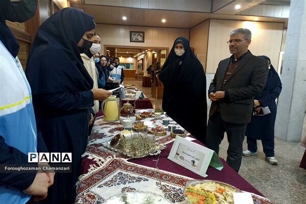 برگزاری جشنواره تغذیه سالم  به‌مناسبت روز دانش‌آموز در دبیرستان مهشید مصلی‌نژاد