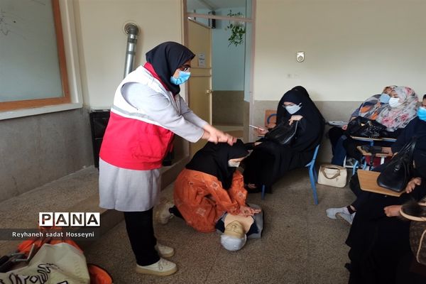 ‌کارگاه آموزشی امداد و کمک‌های اولیه ویژه مربیان پیشتاز سازمان دانش‌آموزی ناحیه ۳