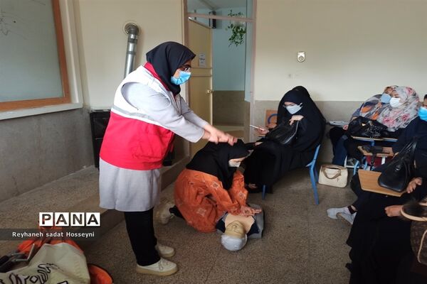 ‌کارگاه آموزشی امداد و کمک‌های اولیه ویژه مربیان پیشتاز سازمان دانش‌آموزی ناحیه ۳