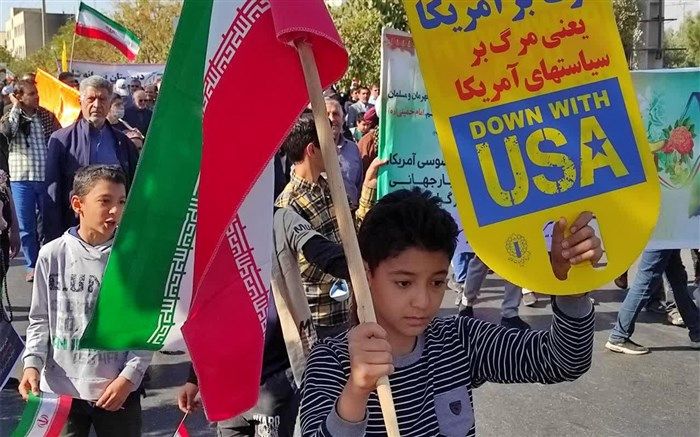 حماسه‌سازی پیشگامان گام دوم انقلاب استان سمنان‌ در راهپیمایی۱۳ آبان/ فیلم