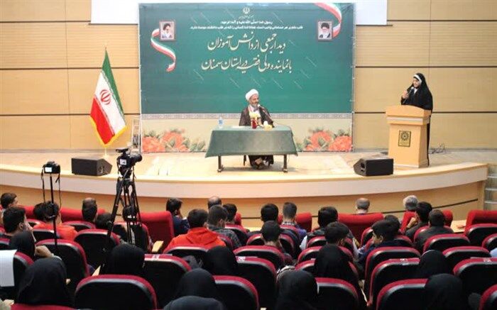 نشست جمعی از دانش‌آموزان با نماینده ولی فقیه در استان سمنان/ فیلم