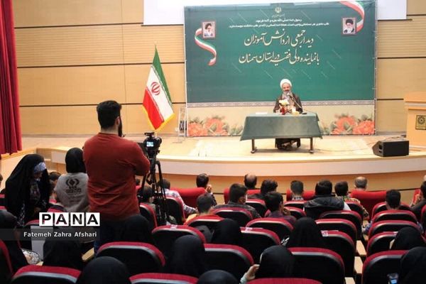 نشست جمعی از دانش‌آموزان با نماینده ولی فقیه در استان سمنان