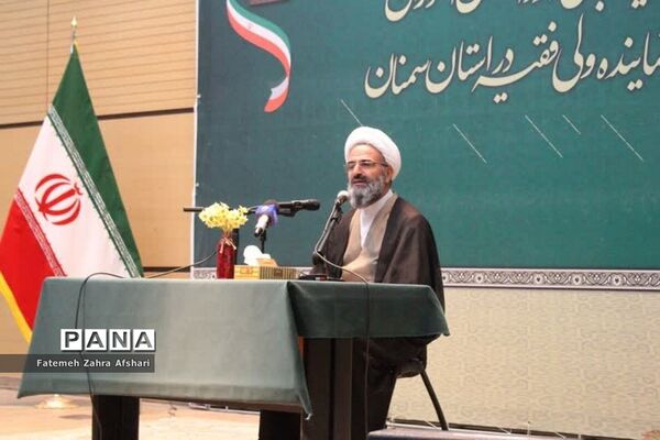 نشست جمعی از دانش‌آموزان با نماینده ولی فقیه در استان سمنان