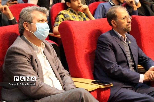 نشست جمعی از دانش‌آموزان با نماینده ولی فقیه در استان سمنان