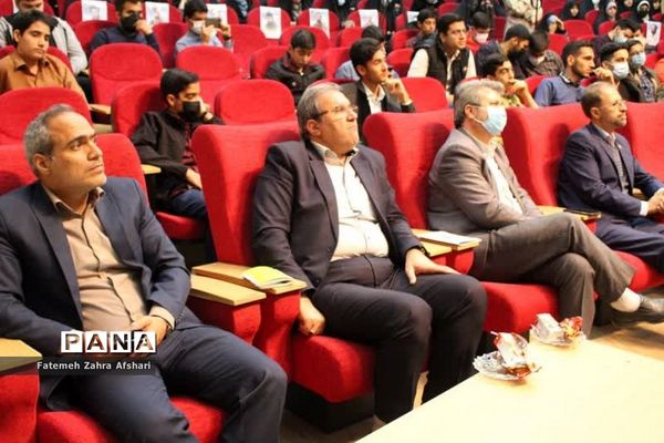 نشست جمعی از دانش‌آموزان با نماینده ولی فقیه در استان سمنان