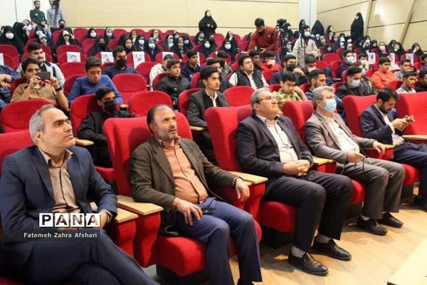 نشست جمعی از دانش‌آموزان با نماینده ولی فقیه در استان سمنان