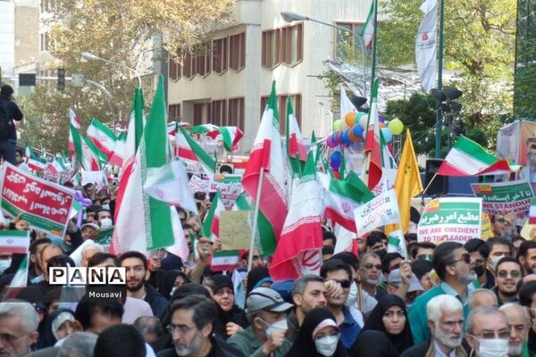 دانش‌آموزان تهرانی در راهپیمایی ۱۳ آبان