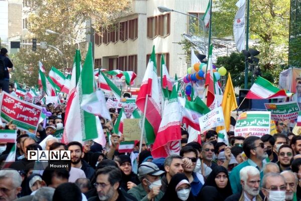 دانش‌آموزان تهرانی در راهپیمایی ۱۳ آبان