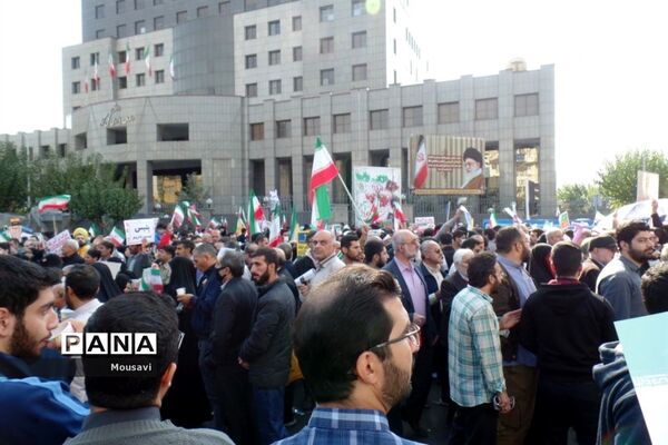 دانش‌آموزان تهرانی در راهپیمایی ۱۳ آبان