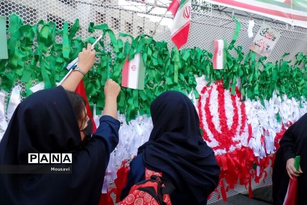 دانش‌آموزان تهرانی در راهپیمایی ۱۳ آبان