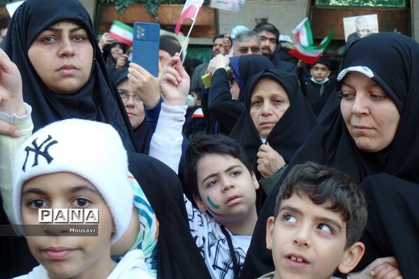 دانش‌آموزان تهرانی در راهپیمایی ۱۳ آبان