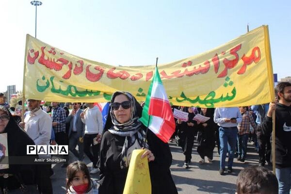‌آیین تکریم پرچم در راهپیمایی 13 آبان