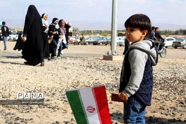 ‌آیین تکریم پرچم در راهپیمایی 13 آبان