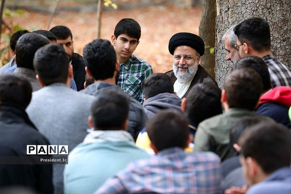 حضور رئیس‌جمهوری در جمع دانش‌آموزان شرکت‌کننده در اردوی «راهیان پیشرفت»