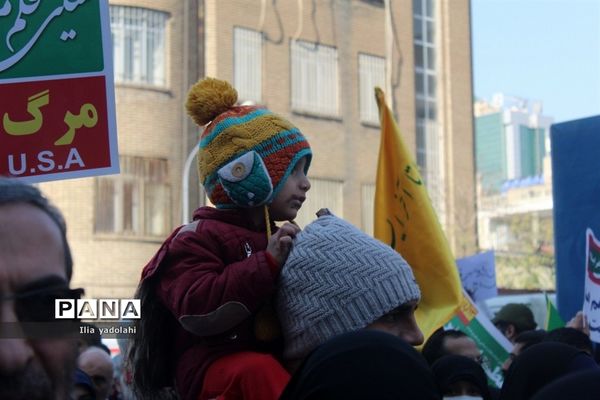 حضور پر‌شور دانش‌آموزان منطقه ۱۰ تهران در راهپیمایی ۱۳ آبان