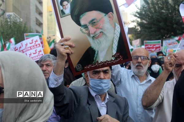 حضور پر‌شور دانش‌آموزان منطقه ۱۰ تهران در راهپیمایی ۱۳ آبان