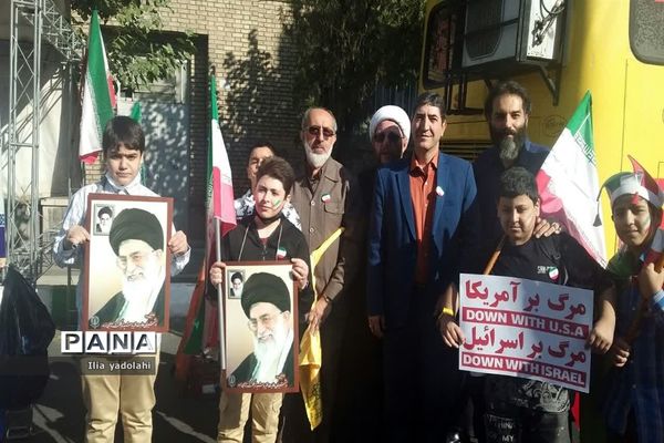 حضور پر‌شور دانش‌آموزان منطقه ۱۰ تهران در راهپیمایی ۱۳ آبان