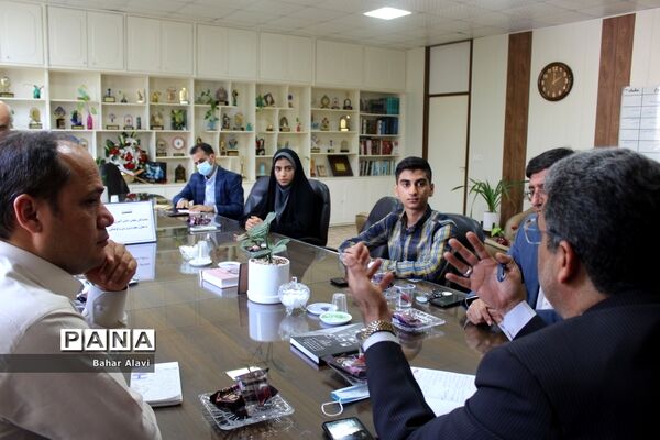 نشست نمایندگان مجلس دانش‌آموزی استان بوشهر با معاون پرورشی و فرهنگی