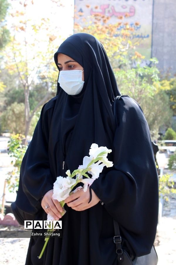 غبارروبی مزار شهدا در بهارستان‌دو