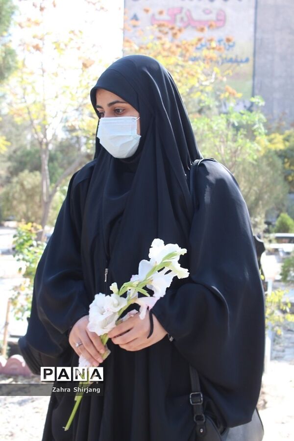 غبارروبی مزار شهدا در بهارستان‌دو
