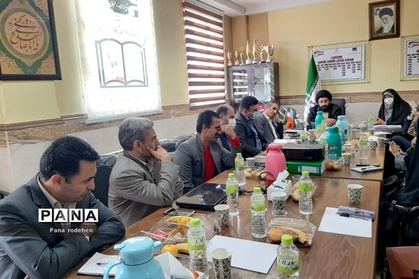 برگزاری جلسات کیفیت‌بخشی تربیتی مدیران مدارس در رودهن