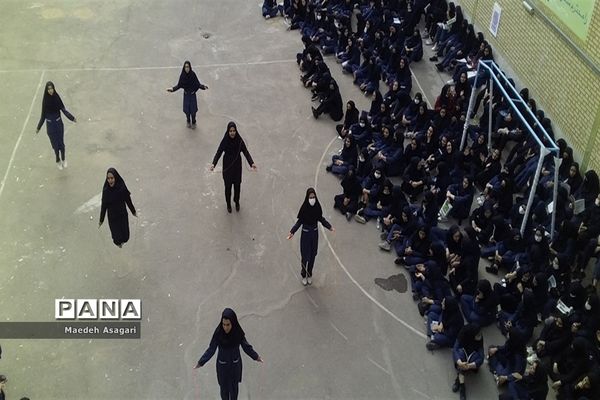 گرامیداشت روز دانش‌آموز در دبیرستان شرافت قم