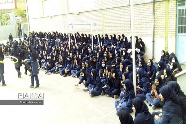 گرامیداشت روز دانش‌آموز در دبیرستان شرافت قم