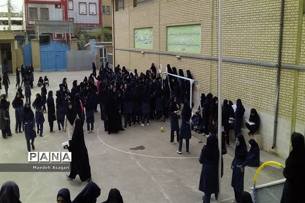 گرامیداشت روز دانش‌آموز در دبیرستان شرافت قم