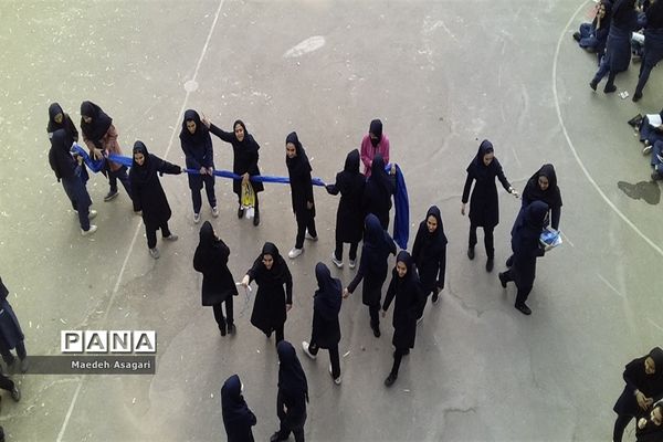 گرامیداشت روز دانش‌آموز در دبیرستان شرافت قم