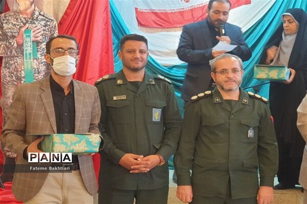 اهدا بسته‌های لوازم التحریر به دانش‌آموزان کم‌برخوردار در شهرری
