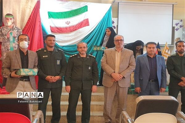 اهدا بسته‌های لوازم التحریر به دانش‌آموزان کم‌برخوردار در شهرری