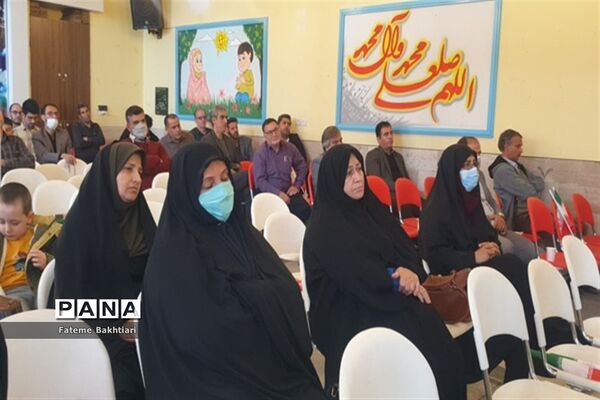 اهدا بسته‌های لوازم التحریر به دانش‌آموزان کم‌برخوردار در شهرری