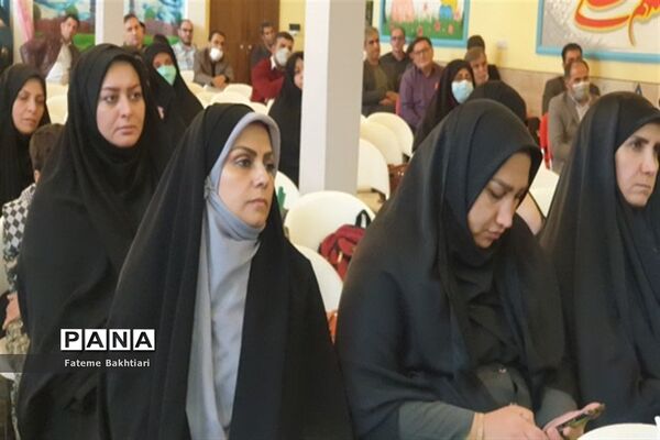 اهدا بسته‌های لوازم التحریر به دانش‌آموزان کم‌برخوردار در شهرری