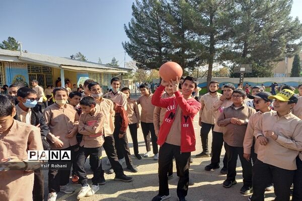 ایجاد زنگ تفریح شاد در دبیرستان فرهنگ کاشمر
