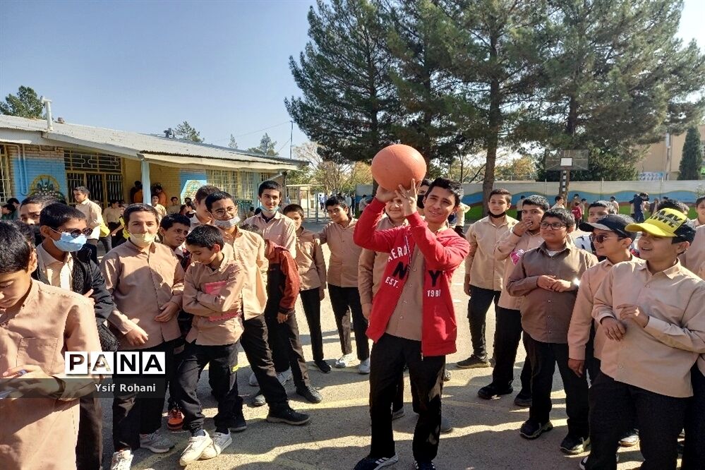 ایجاد زنگ تفریح شاد در دبیرستان فرهنگ کاشمر