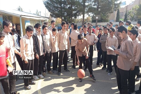 ایجاد زنگ تفریح شاد در دبیرستان فرهنگ کاشمر