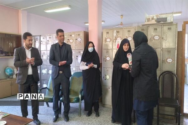 بازدید سرپرست اداره آموزش و پرورش قائمشهر از هنرستان شاهد